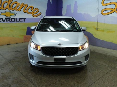 Used 2018 Kia Sedona L image 3