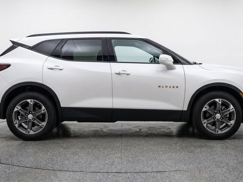 Used 2025 Chevrolet Blazer LT FWD image 11