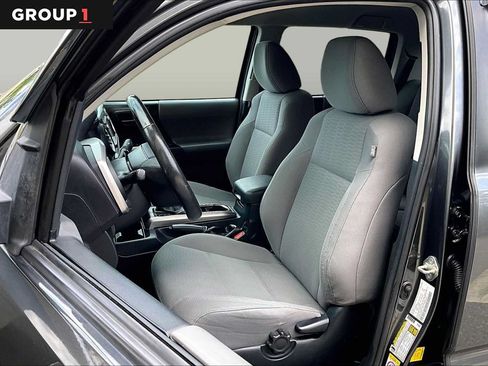 Used 2019 Toyota Tacoma SR5 AWD/4WD image 9
