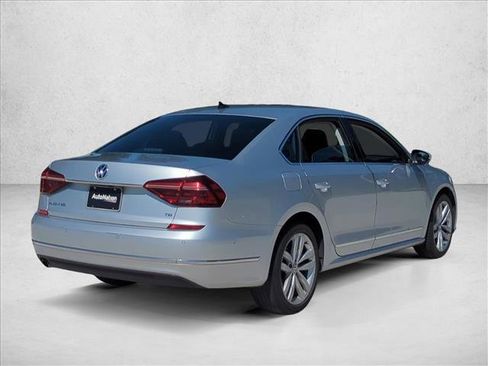 Used 2018 Volkswagen Passat 2.0T SEL Premium image 5