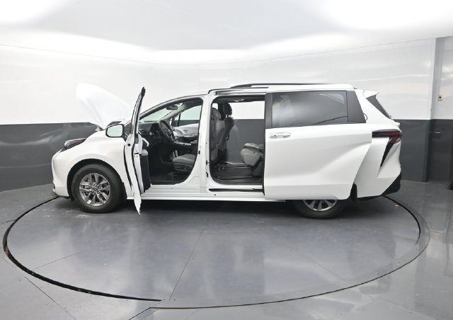 Used 2026 Toyota Sienna XLE FWD image 41