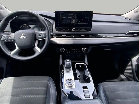 Used 2025 Mitsubishi Outlander SE FWD image 15
