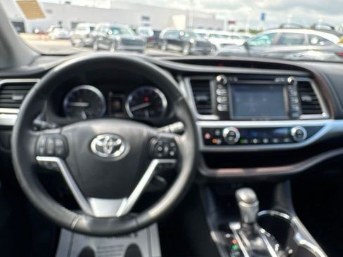 Used 2019 Toyota Highlander XLE AWD/4WD image 25