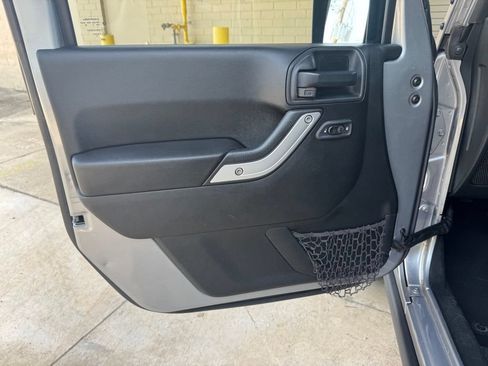 Used 2017 Jeep Wrangler Unlimited Rubicon w/ Connectivity Group AWD/4WD image 13