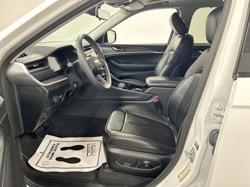 Used 2023 Jeep Grand Cherokee Limited w/ Luxury Tech Group II AWD/4WD image 9