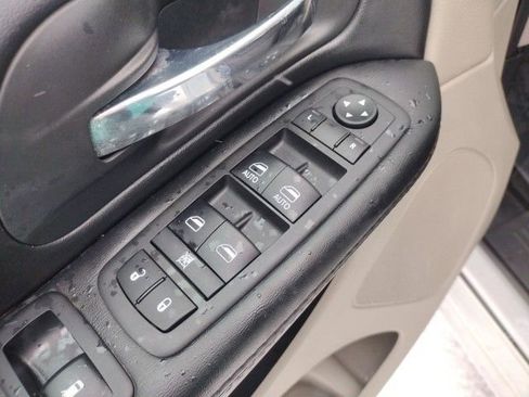 Used 2019 Dodge Grand Caravan SE w/ UConnect Hands-Free Group image 13