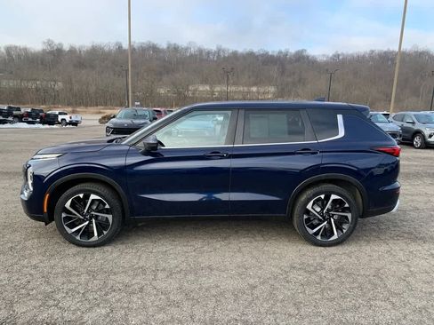 Used 2022 Mitsubishi Outlander SE image 2