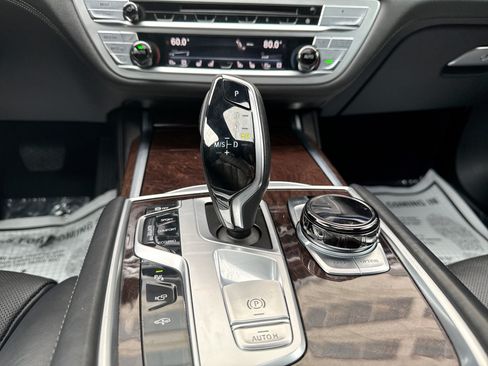 Used 2017 BMW 750i RWD image 23