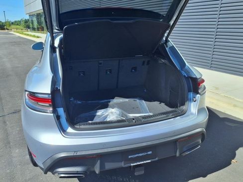 Certified 2025 Porsche Macan image 24