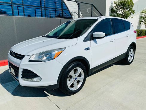 Used 2015 Ford Escape SE FWD image 1