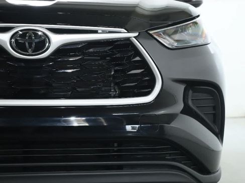 Used 2023 Toyota Highlander L FWD image 7