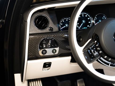 Used 2023 Rolls-Royce Cullinan Black Badge w/ Dark Exterior Package AWD/4WD image 17