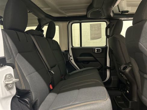 Used 2025 Jeep Wrangler Unlimited Sahara image 9