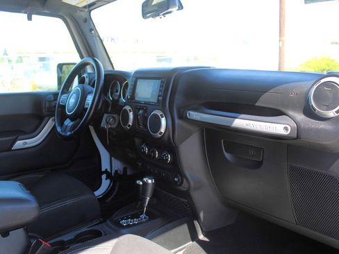 Used 2017 Jeep Wrangler Unlimited Sahara image 15