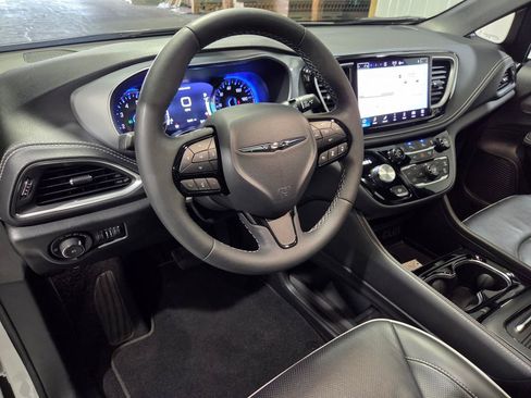 Certified 2025 Chrysler Pacifica Limited image 8
