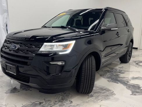 Used 2018 Ford Explorer XLT w/ Equipment Group 202A AWD/4WD image 4