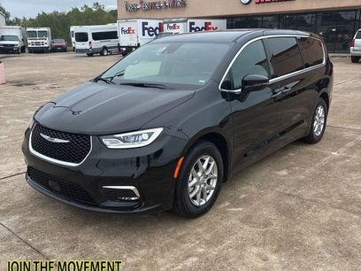 Used 2025 Chrysler Pacifica Select