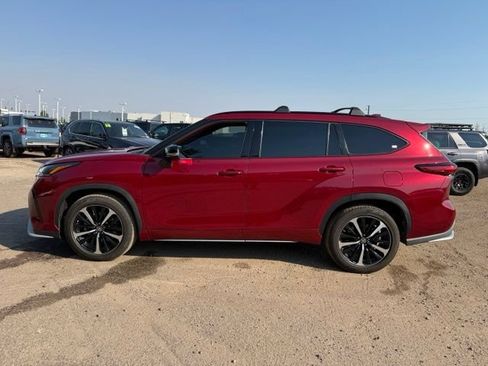 Used 2021 Toyota Highlander XSE AWD/4WD image 2