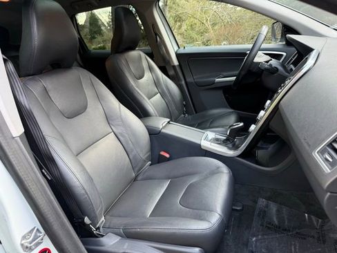 Used 2015 Volvo XC60 T5 Premier w/ Proximity Package image 13