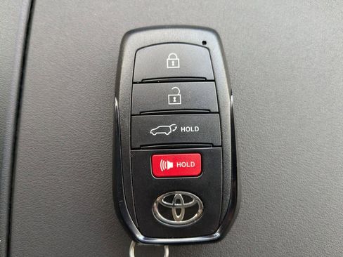Used 2024 Toyota Highlander LE image 32