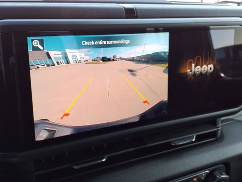 Used 2025 Jeep Gladiator Sport AWD/4WD image 11