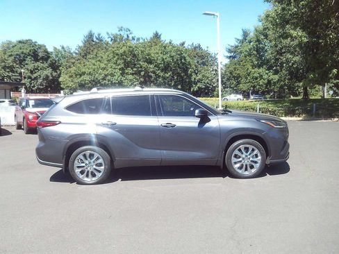 Used 2023 Toyota Highlander Limited AWD/4WD image 6