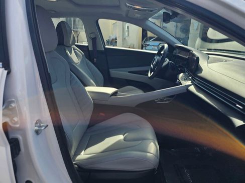 Used 2025 Hyundai Elantra Limited FWD image 10