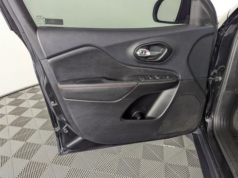 Used 2022 Jeep Cherokee Trailhawk image 18