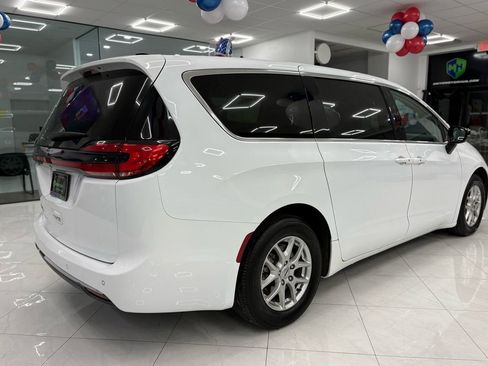 Used 2024 Chrysler Pacifica Touring-L image 12