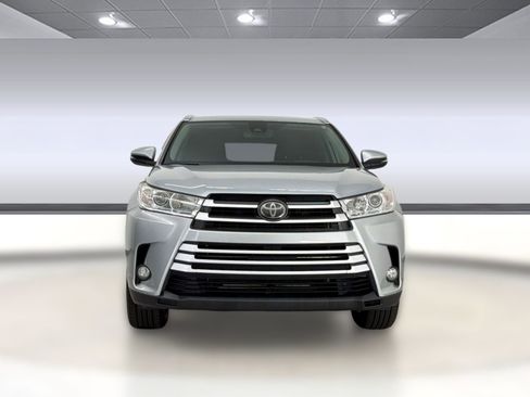 Used 2019 Toyota Highlander XLE FWD image 6