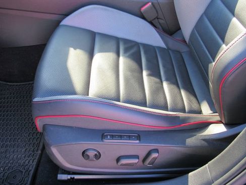 Used 2022 Volkswagen GTI SE FWD image 21