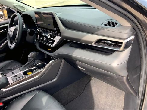 Used 2023 Toyota Highlander Limited image 18