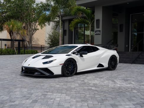 Used 2021 Lamborghini Huracan STO RWD image 8