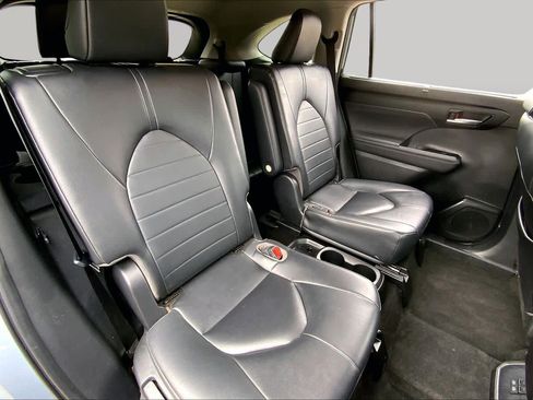 Used 2023 Toyota Highlander XLE FWD image 20
