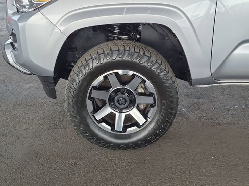 Used 2019 Toyota Tacoma SR AWD/4WD image 10