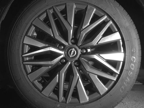 Used 2025 Nissan Altima 2.5 SV FWD image 16