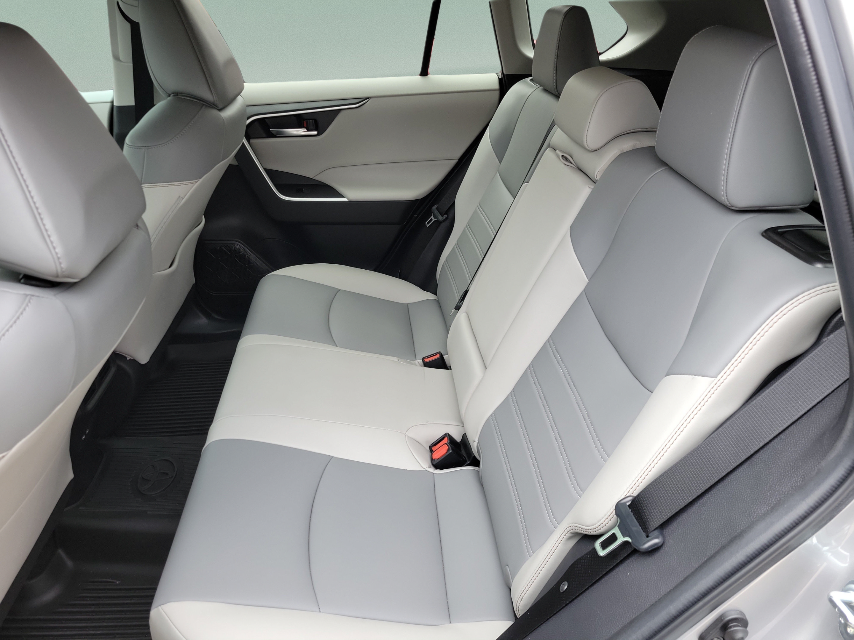 Used 2022 Toyota RAV4 XLE Premium FWD image 20