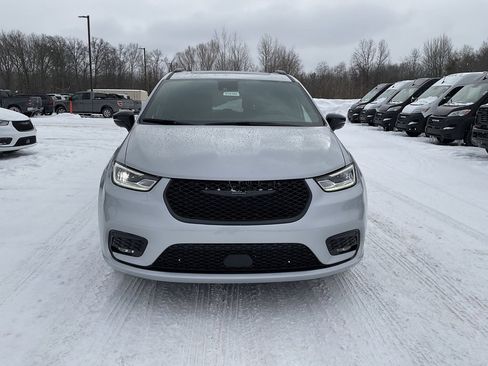 New 2026 Chrysler Pacifica Limited w/ Uconnect Theater Family Group image 2
