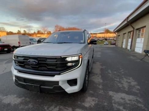 New 2025 Ford Expedition Active image 3
