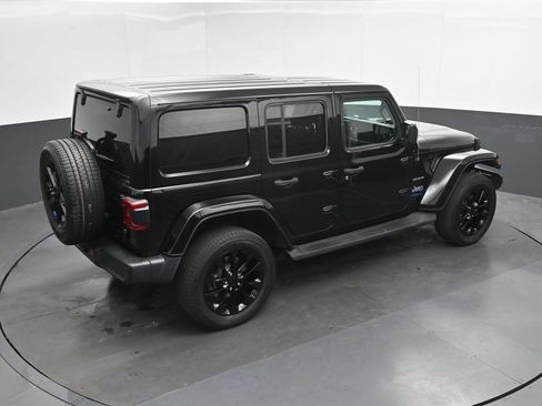 Used 2022 Jeep Wrangler Unlimited Sahara w/ Cold Weather Group AWD/4WD image 32