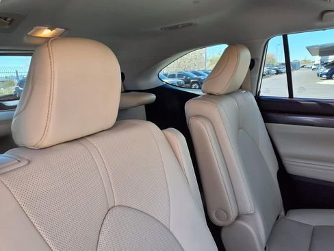 Used 2020 Toyota Highlander Limited image 24