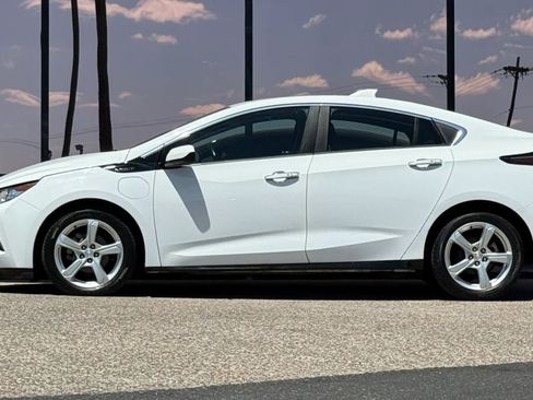 Used 2017 Chevrolet Volt LT w/ Comfort Package FWD image 5
