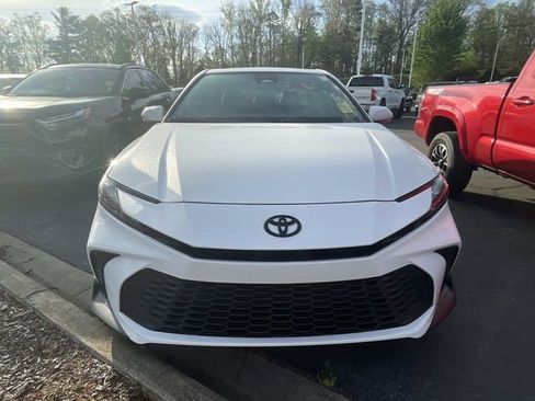 Used 2025 Toyota Camry SE w/ Convenience Package image 6