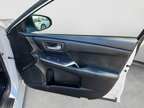 Used 2015 Toyota Camry SE FWD image 33