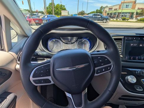 Used 2022 Chrysler Pacifica Touring-L w/ Uconnect Theater Family Group FWD image 25