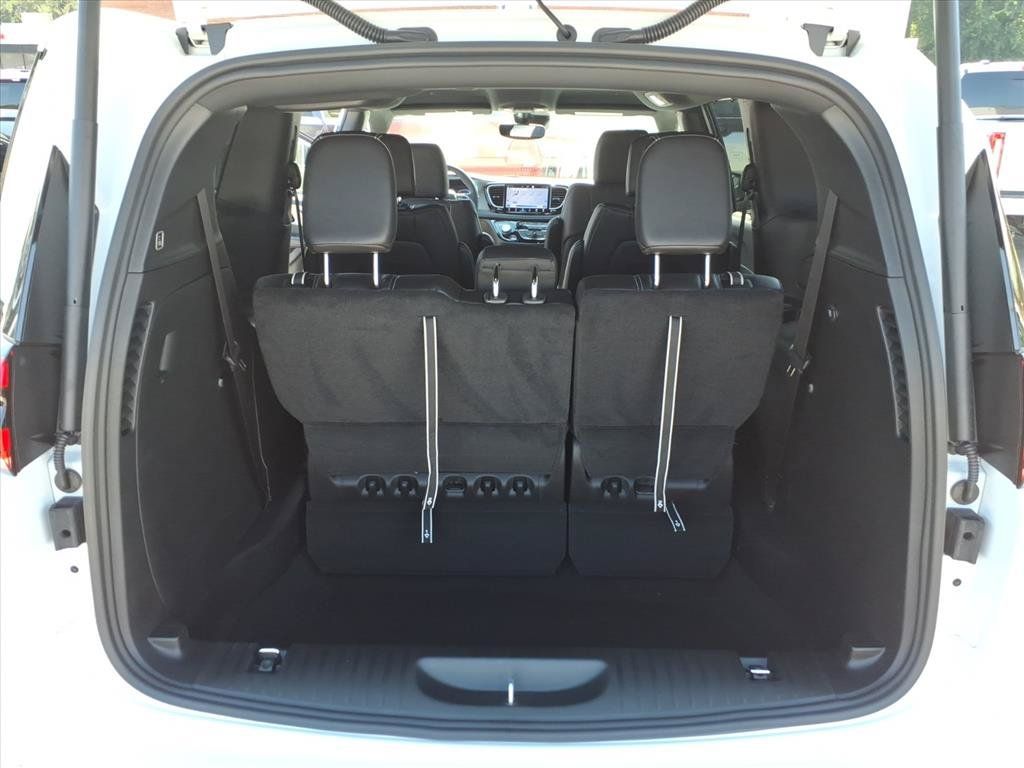 New 2027 Chrysler Pacifica Select FWD image 15