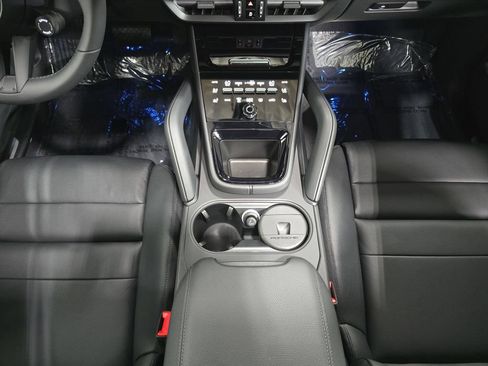 Certified 2025 Porsche Cayenne AWD/4WD image 20