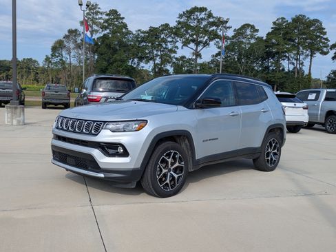 Used 2025 Jeep Compass Limited AWD/4WD image 4