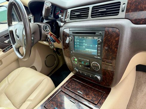 Used 2010 GMC Yukon XL Denali AWD/4WD image 28