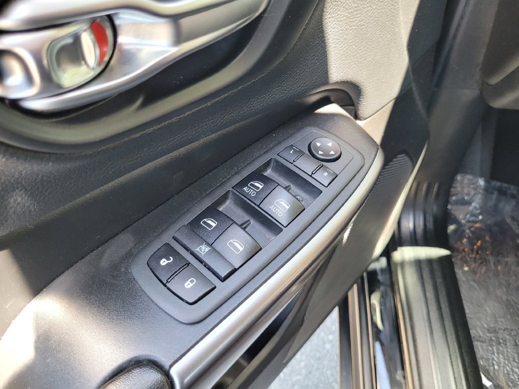 Used 2019 Jeep Cherokee Latitude Plus w/ Comfort/Convenience Group FWD image 32